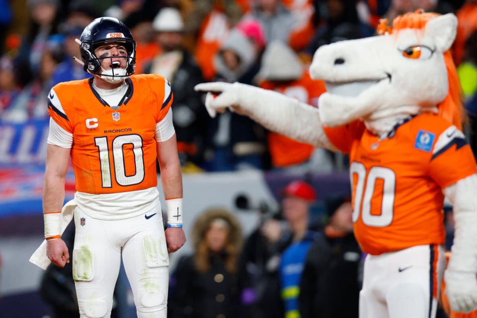 Ein teurer Sieg: Im vorletzten Spielzug brach sich Denvers Quarterback Bo Nix das Sprunggelenk, ließ sich im Spielzug darauf und im Interview nach dem Spiel aber nichts anmerken.