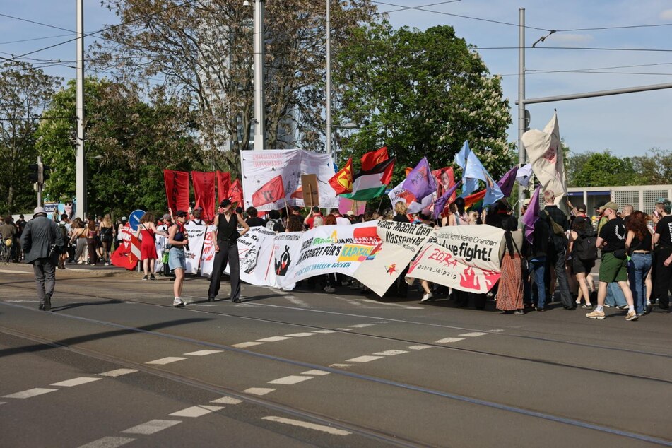 An der Großdemo der Linken auf Straße des 1. Mai nahmen 1500 Menschen teil.