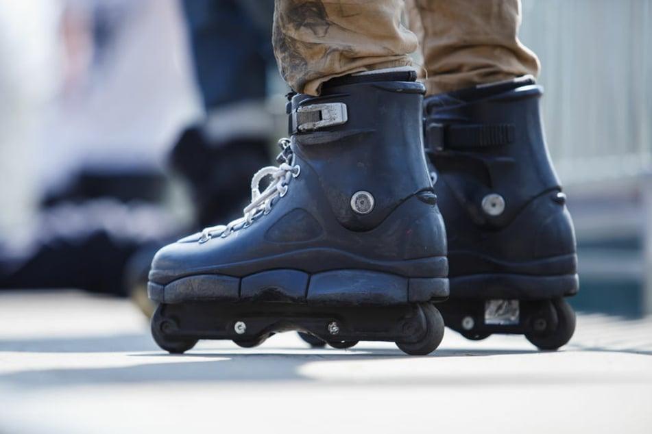 Ein junger Mann hat bei einer Auseinandersetzung einen 68-Jährigen mit Inlineskates geschubst. (Symbolbild)