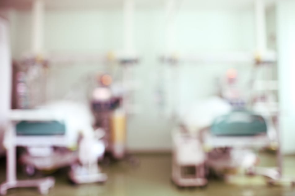 Weil Adriana weiterhin künstlich am Leben gehalten wird, steigen die Krankenhauskosten täglich. (Symbolbild)