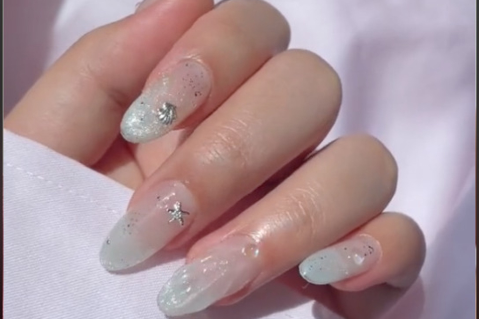 Sit by the sea with these jelly 3D seashell nails, which influencer @sweetnailsbysab breaks down in her video.