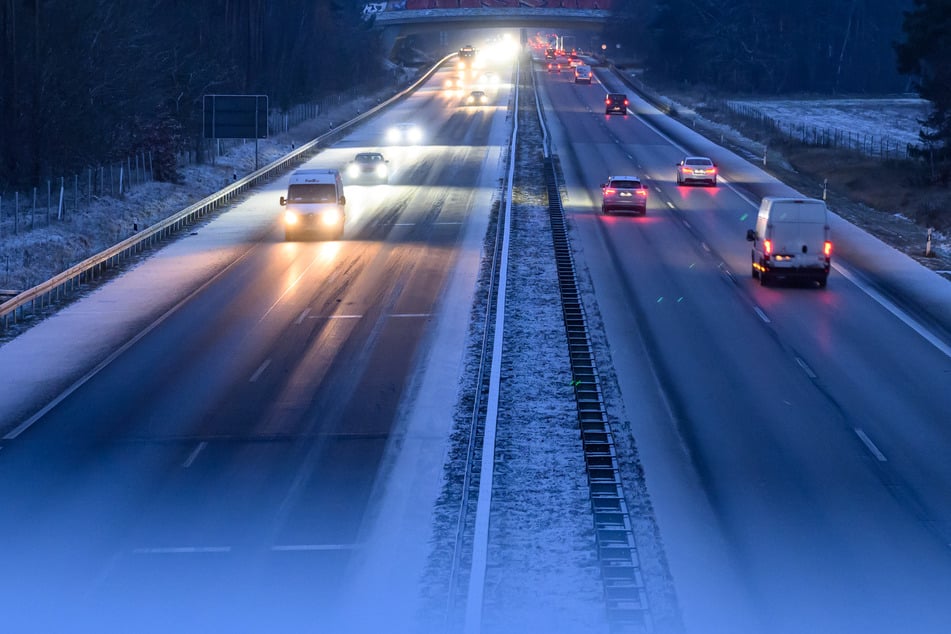 Unfall A38: Schnee-Chaos auf A38: Lkw kracht in Leitplanke und löst Unfallkette aus