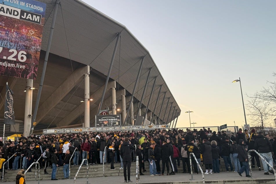 Bei bestem Herbst-Wetter haben sich die SGD-Anhänger vor dem Eingang zum K-Block versammelt.