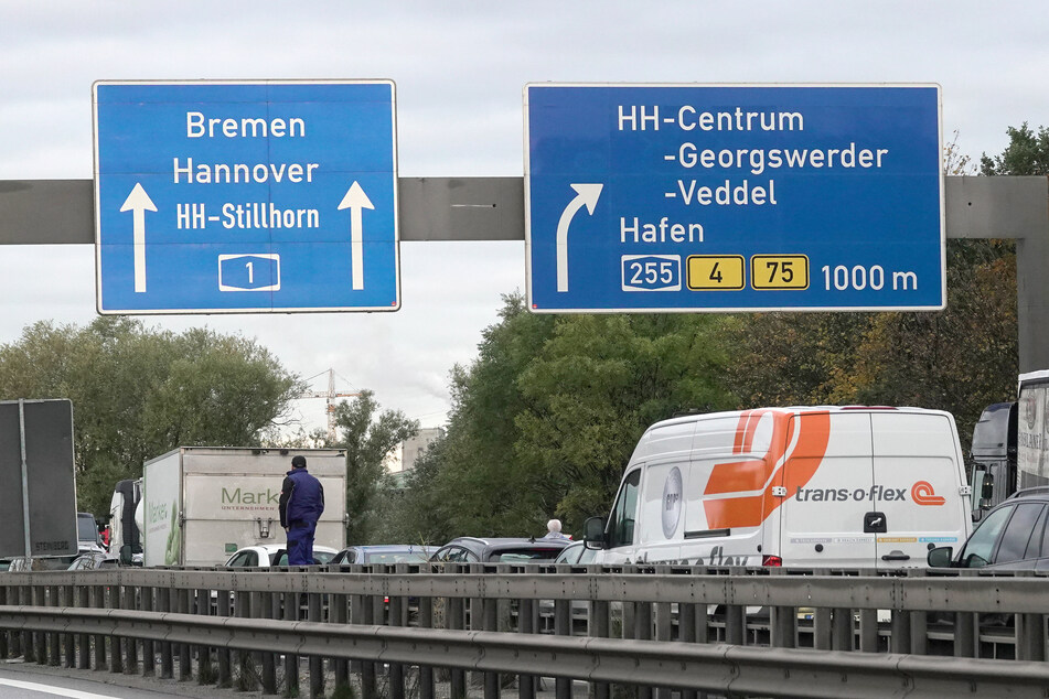 Bei einem Auffahrunfall auf der Autobahn A1 am Bremer Kreuz hat ein Lastwagen drei Autos ineinandergeschoben. (Symbolbild)