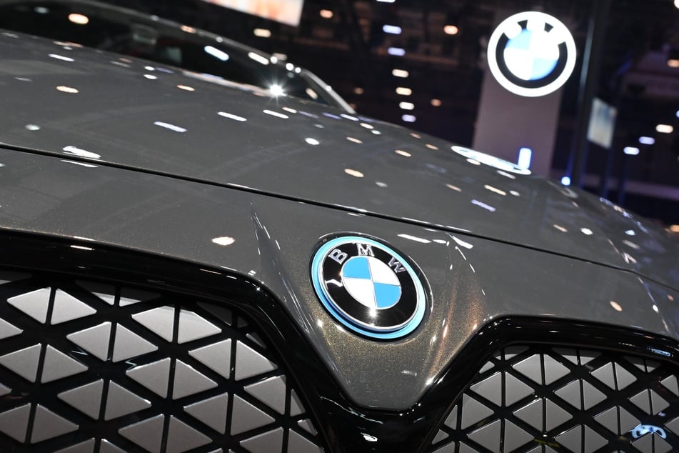 Ein grauer 7er BMW war an dem illegalen Straßenrennen beteiligt und ergriff nach dem Unfall die Flucht. (Symbolbild)