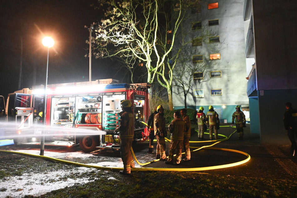 Eine brennende Matratze im Treppenhaus eines Hochhauses hat die Berliner Feuerwehr am Mittwochabend in Staaken auf den Plan gerufen.