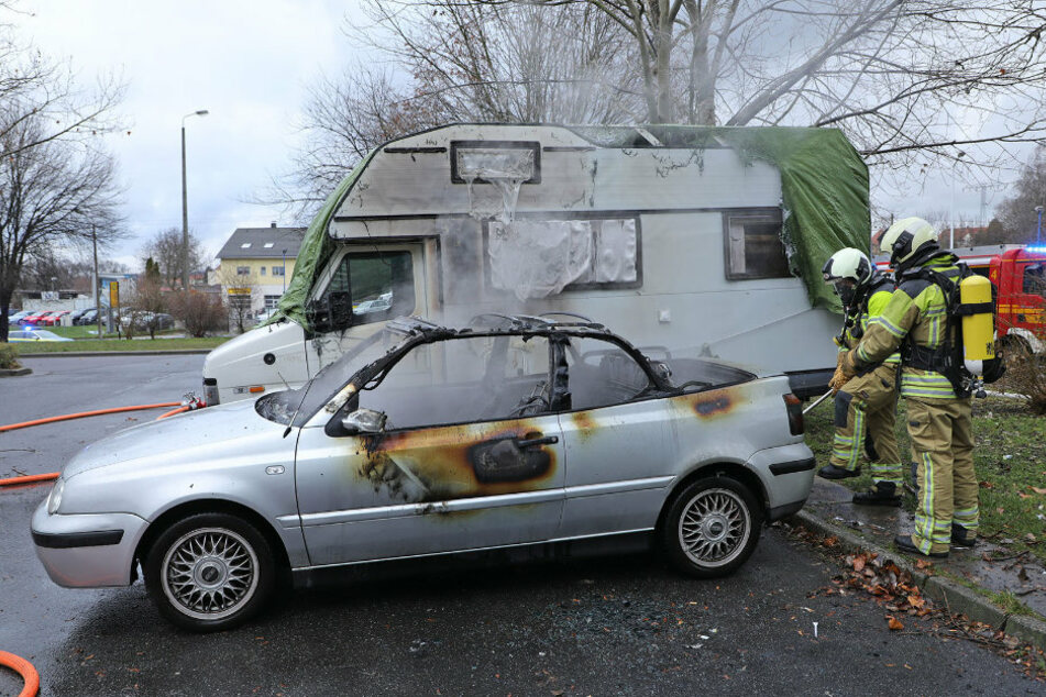 Der Wagen: Totalschaden. Aber auch das benachbarte Fahrzeug, ein Wohnmobil, wurde in Mitleidenschaft gezogen.