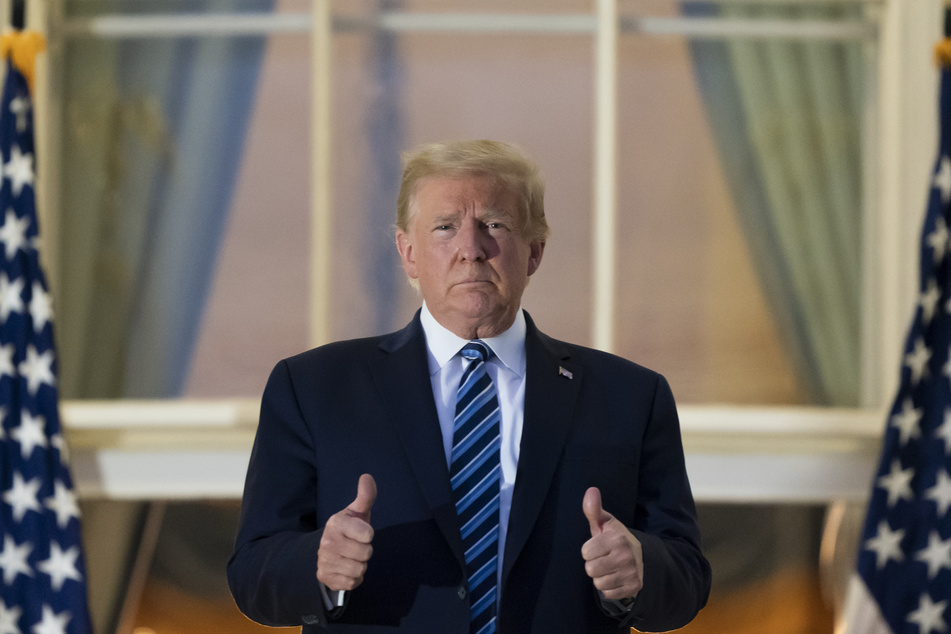 US-Präsident Donald Trump streckt nach seiner Rückkehr ins Weiße Haus die Daumen in die Höhe.