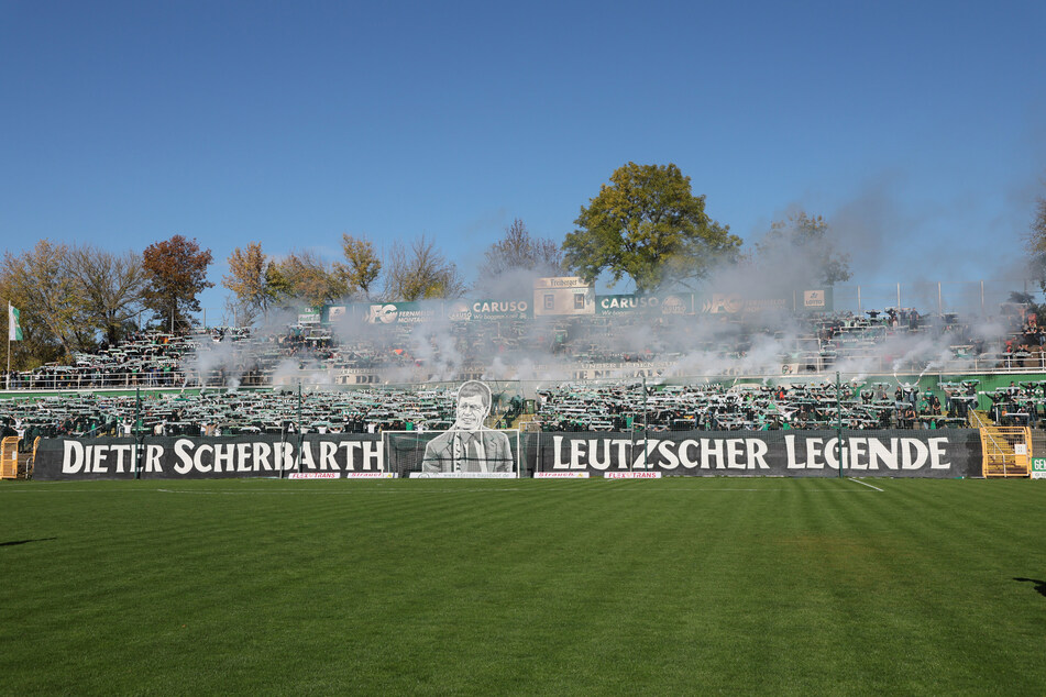 Vor dem Spiel gab es eine beeindruckende Choreografie zu Ehren der kürzlich verstorbenen Chemie-Leipzig-Legende Dieter "Schere" Scherbarth.