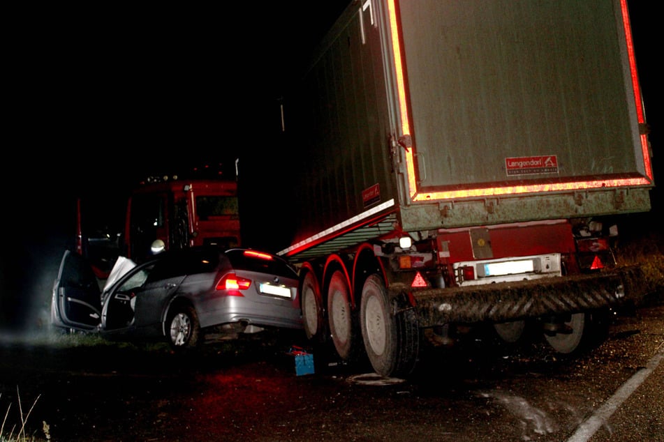 Der Wagen wurde bei dem Unfall zwischen Sattelschlepper und Auflieger geklemmt.
