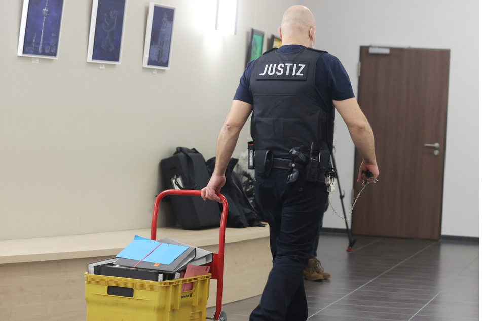 Ein Justizbeamter bringt am Dienstag einen Berg an Akten in den Verhandlungssaal. Ein zur Tatzeit 18-Jähriger hatte im März 2019 zwei Geldautomaten in Gera gesprengt.