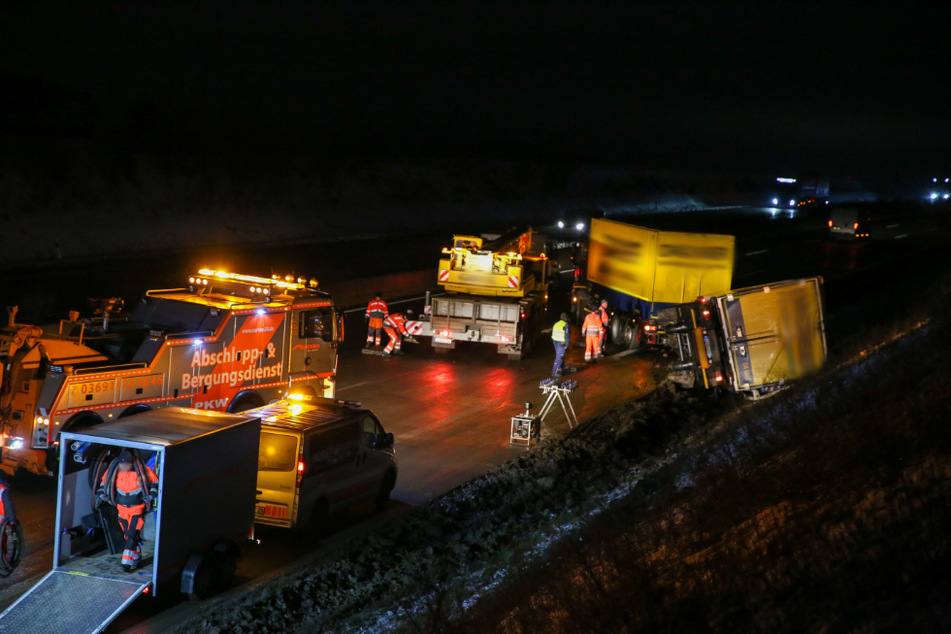 Mit Lebensmitteln beladener Lkw-Anhänger kippt auf A4 um
