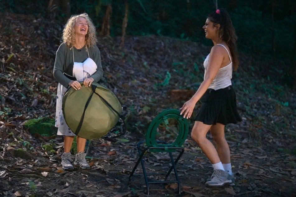 Selbstständig etwas aufzubauen, gehört nicht zu Christinas (27, l.) Stärken.