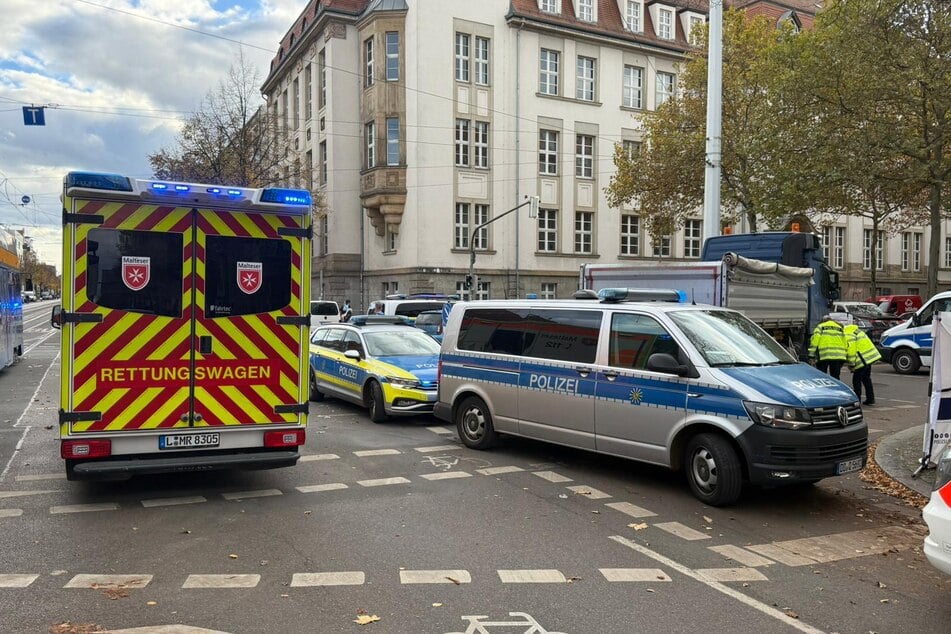 Crash auf der Karli: Wie es um die Person auf dem Fahrrad steht, ist noch nicht bekannt.