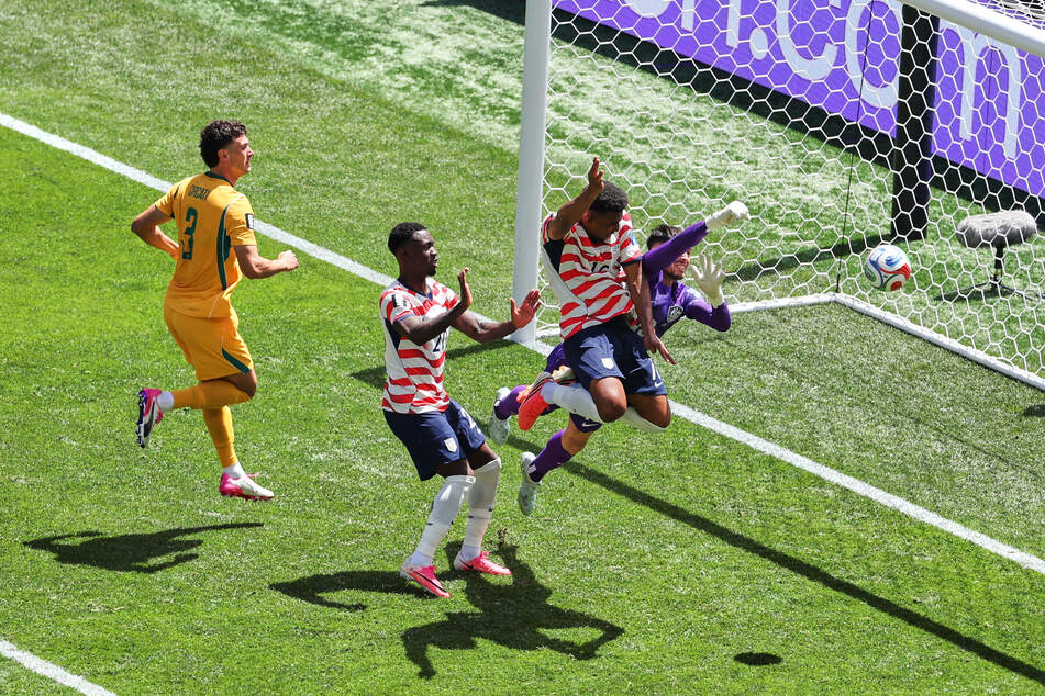Alex Freeman (2.v.r.) köpft zum 2:0 für die USA ein.