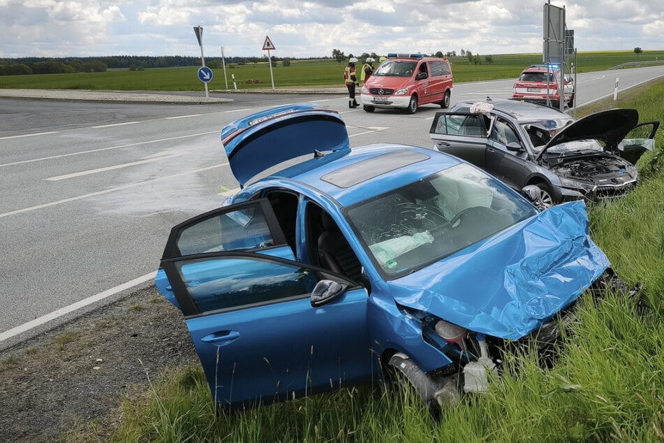 Der blaue Kia und der Škoda schleuderten nach dem Zusammenstoß in die Böschung.