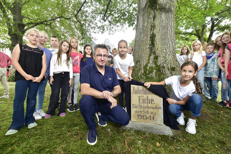 Georg Neumann (54) enthüllte am gestrigen Donnerstag den Gedenkstein mit seinen Töchtern Alexandra (7) und Sophia (9).