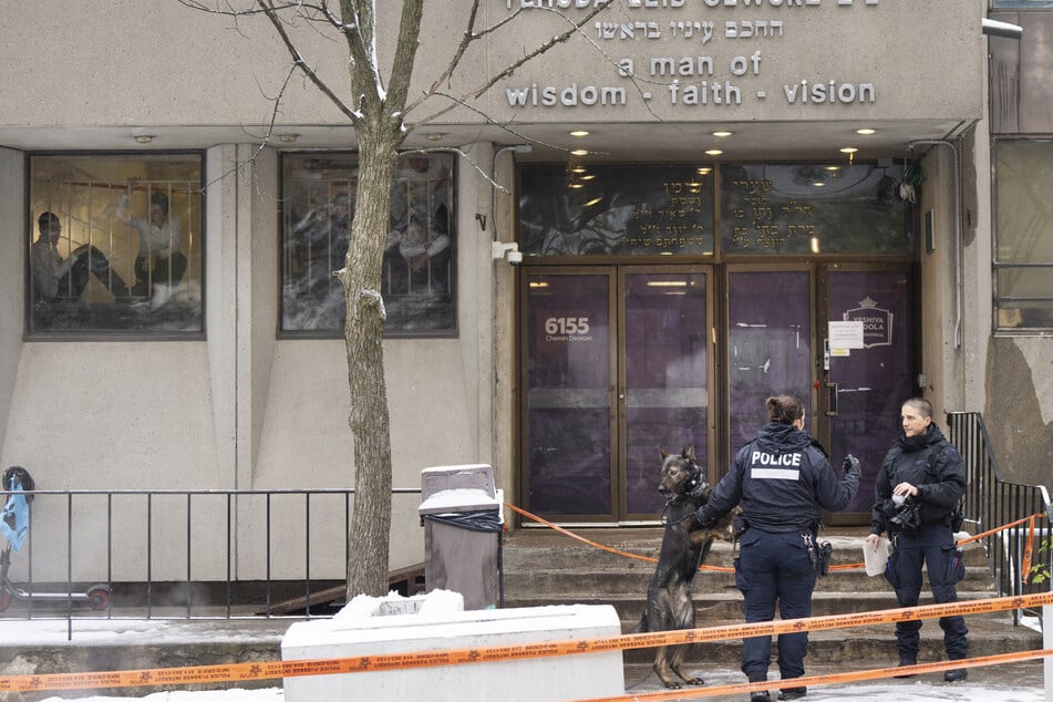 Die Polizei sucht an der Jeschiwa-Gedolah-Schule nach Spuren.