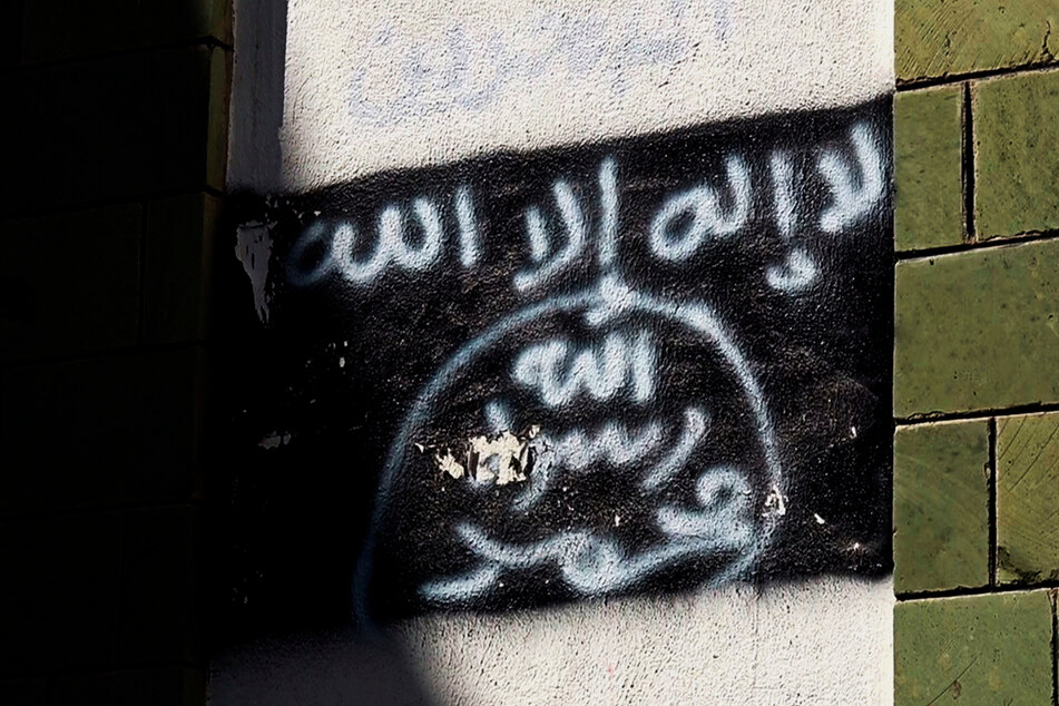 Jemen, Taizz: Eine schwarze Al-Qaida-Flagge wurde an die Wand einer beschädigten Schule gesprüht.