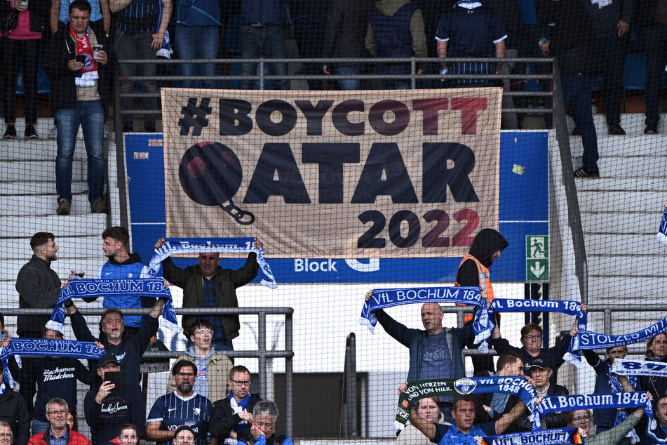 Ein Transparent mit der Aufschrift "Boykott Katar 2022" war vor Beginn des Bundesliga-Fußballspiels VfL Bochum gegen den 1. FC Union Berlin am 23. Oktober in Bochum zu sehen.