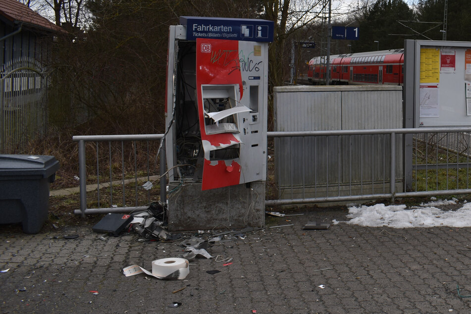 Mitten in der Nacht: Fahrkartenautomat an Bahnhof gesprengt