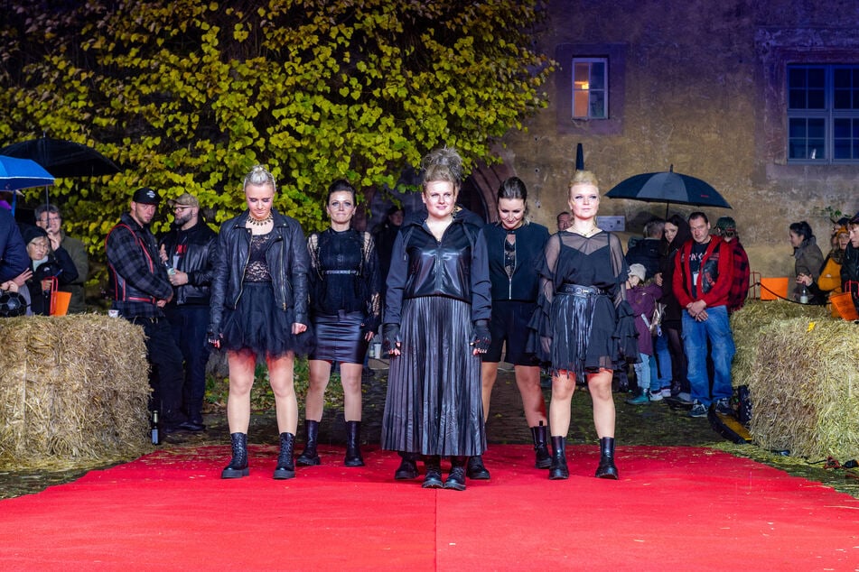 Die Models der Döbelner Boutique "Soultrip" ließen sich auch vom Nieselregen nicht verdrießen.