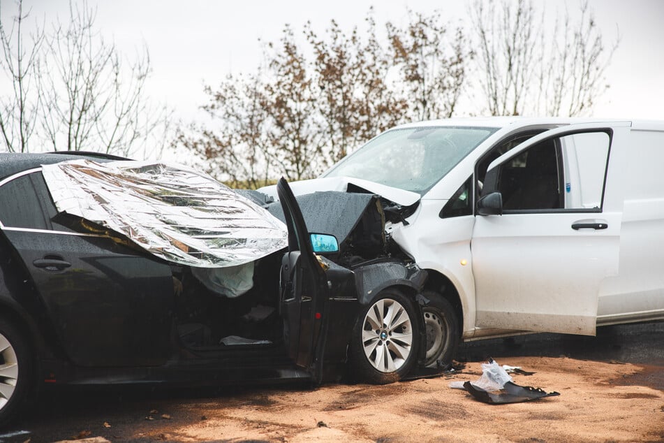 Der BMW und der Kleintransporter waren frontal zusammengekracht.