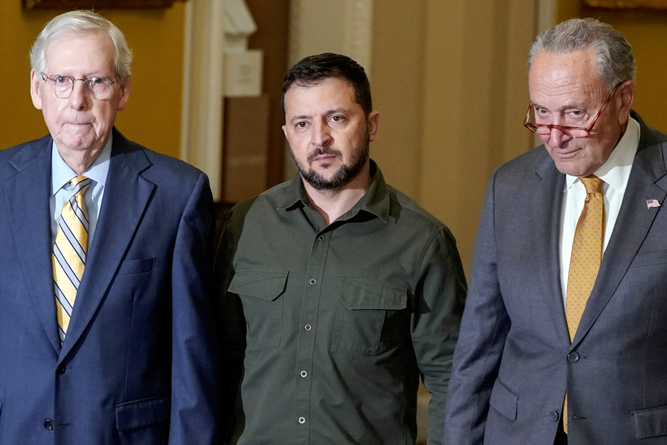 Wolodymyr Selenskyj (45, M.), Präsident der Ukraine, geht neben Mitch McConnell (81, l.), Minderheitsführer im Senat der USA, und Chuck Schumer (72, r.), Mehrheitsführer im Senat der USA, auf dem Capitol Hill.