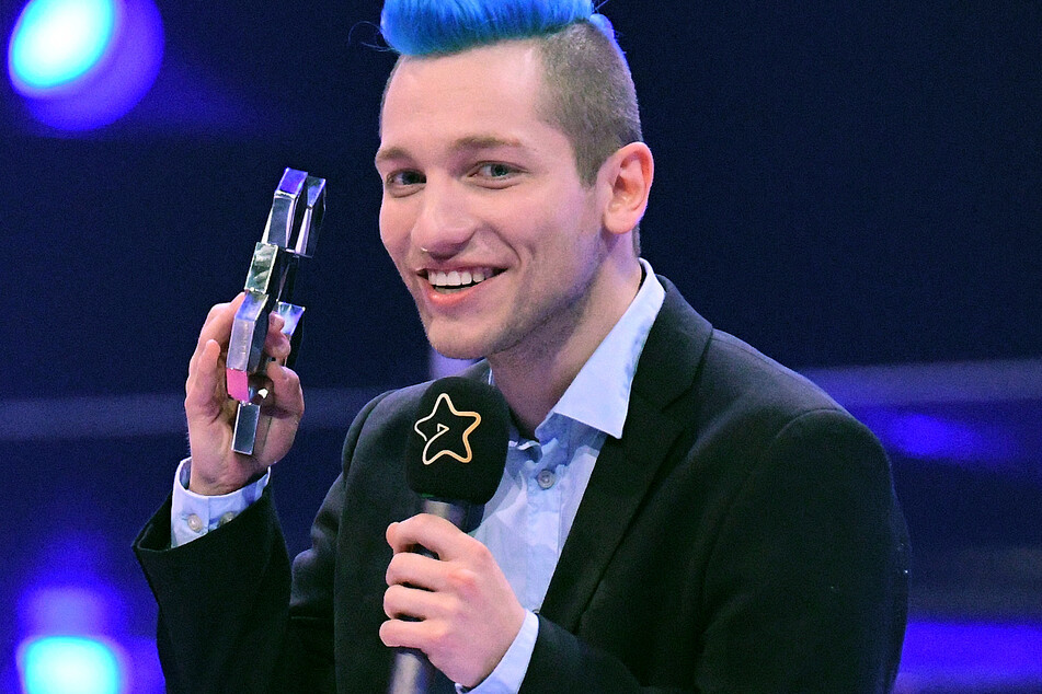 Der 29-jährige Produzent von Webvideos hält bei der Verleihung des 7. Webvideopreises den Preis in der Kategorie "Music" in der Hand.