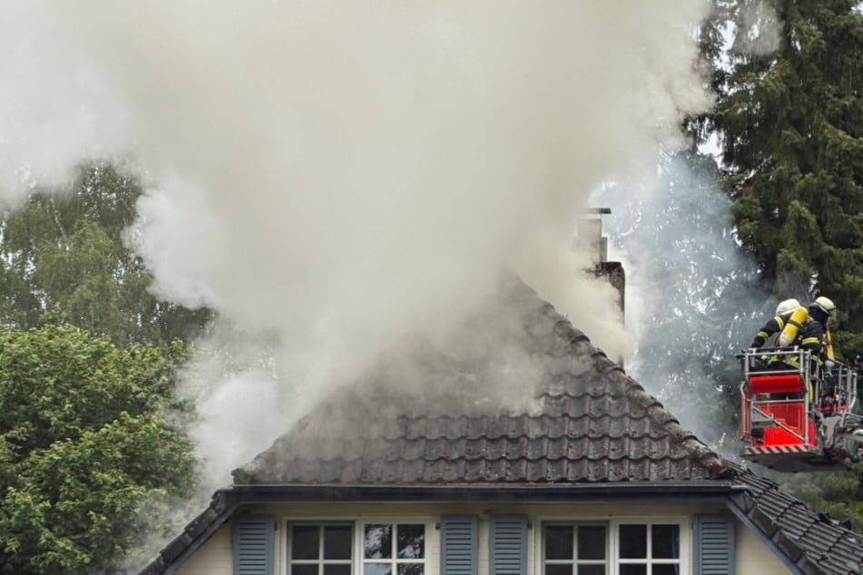 Hamburg: Einfamilienhaus in Flammen: Nachbar mit heldenhafter Rettungsaktion?