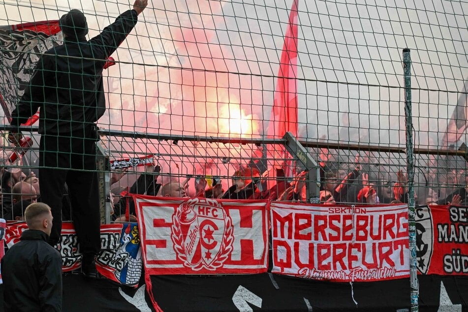 Natürlich hatten die Halle-Fans etwas Pyro mitgebracht. Doch das Abfackeln hielt sich in Grenzen.