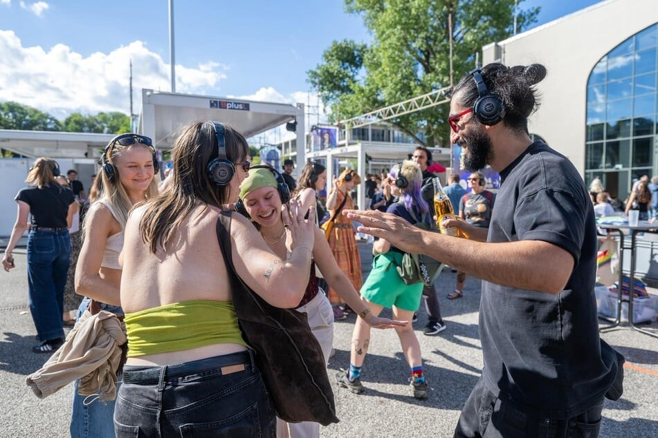 Die Leipziger Gruppe Lena (27), Pooria (33), Dine (30) und Muriel (29) bei der Silent Disco.