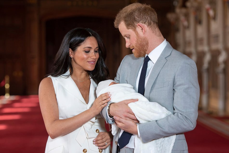 Bilder von Lili Diana gibt es bislang noch nicht. Hier halten Mama Meghan (39) und Papa Harry (36) ihren ersten Sohn "Archie" in der Hand, der 2019 zur Welt kam.