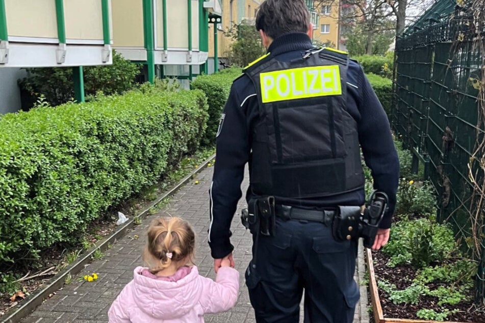 Vierjährige irrt allein durch Hellersdorf: Polizei staunt, als sie das Mädchen anspricht