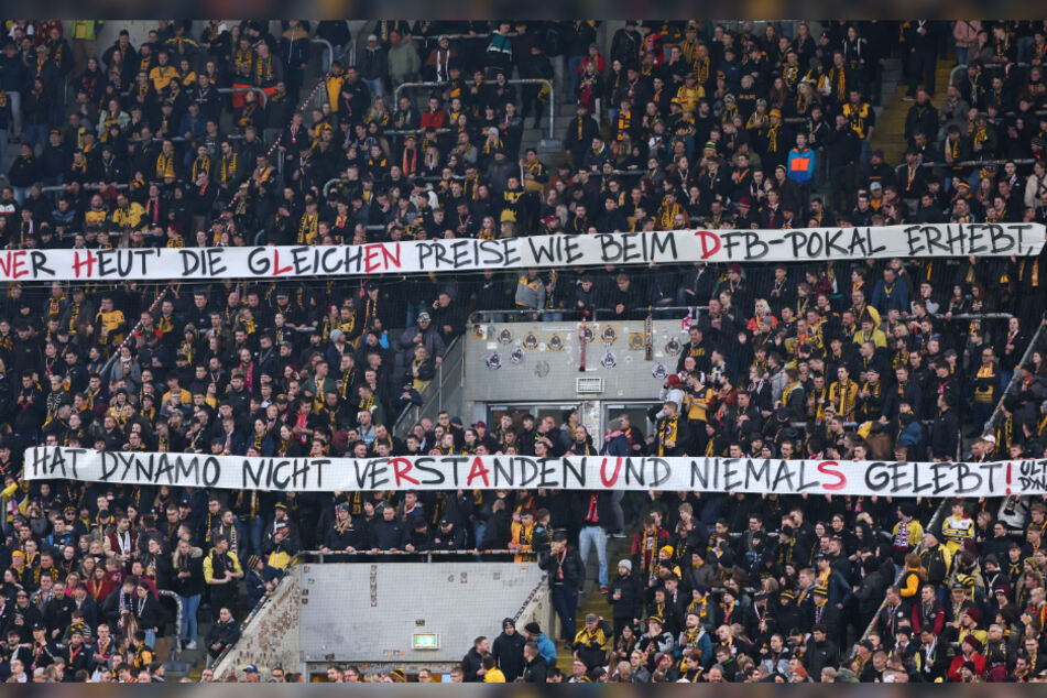Dynamo-Fans protestierten gegen die Ticketpreise. Die Buchstaben "Wehlend raus" waren dabei in rot markiert.