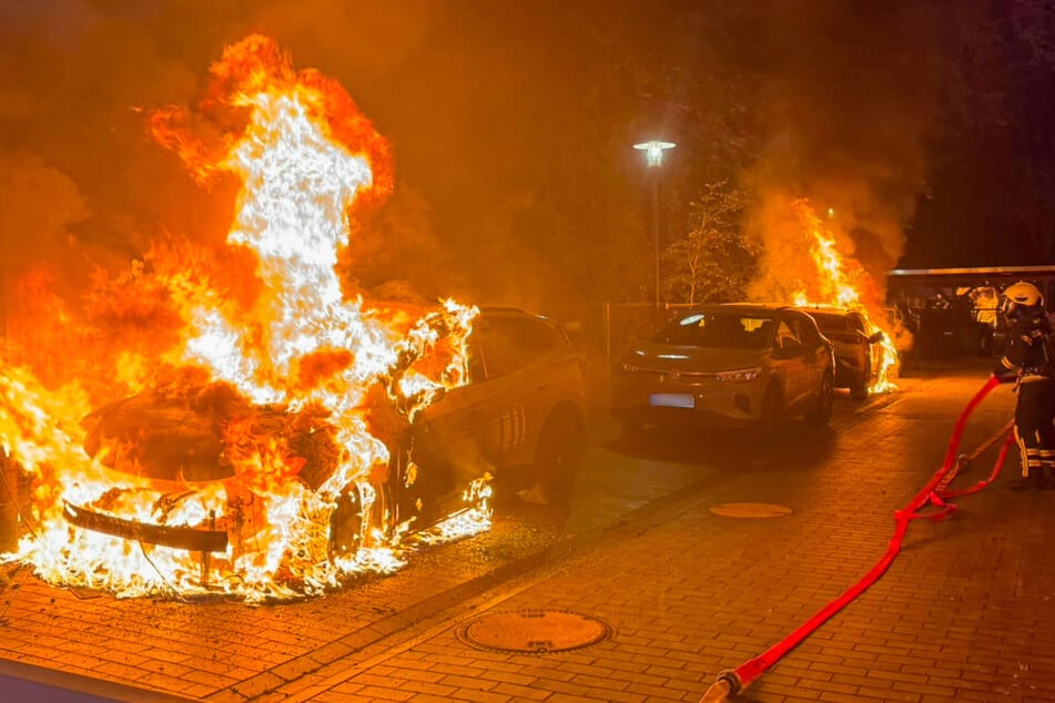 Die Feuerwehr kämpfte in der Leipziger Südvorstadt gegen die Flammen. Zwei Fahrzeuge sind vollständig ausgebrannt, ein drittes wurde stark beschädigt.