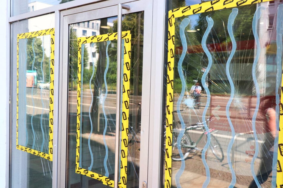 Die Täter schlugen mehrfach gegen die Fenster und sorgten an mehreren Stellen für Beschädigungen.