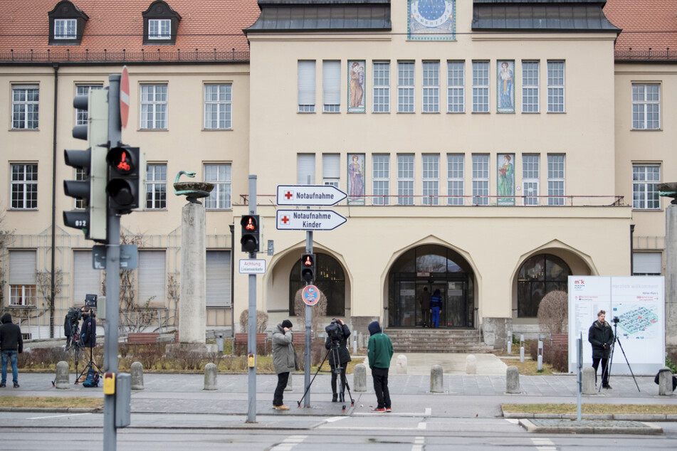 Kamerateams stehen vor dem Haupteingang des Klinikums Schwabing, als der erste von 14 Coronavirus-Patienten in Bayern aus der Klinik entlassen wird. (Archiv)