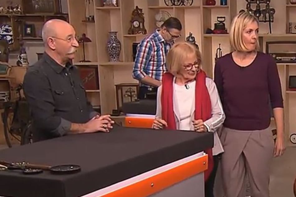 Chrysantha Hofmann (m.) und Katrin Weth möchten bei "Bares für Rares" ein Erbstück verkaufen.