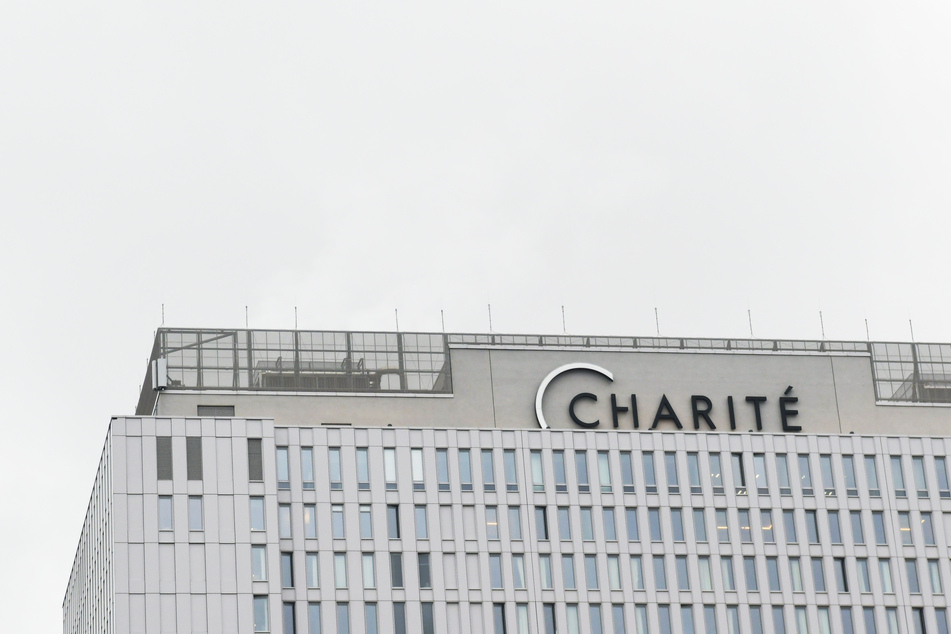 Die Berliner Charité bietet eine App als Entscheidungshilfe für einen Coronavirus-Test an.