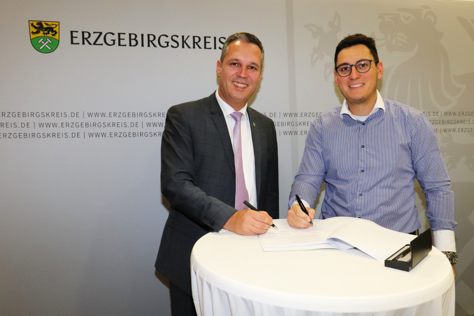 Landrat Rico Anton und Constantin Gläß, Geschäftsführer der Liftgesellschaft Oberwiesenthal, unterzeichneten am 23. September in Annaberg-Buchholz den neuen Pachtvertrag.