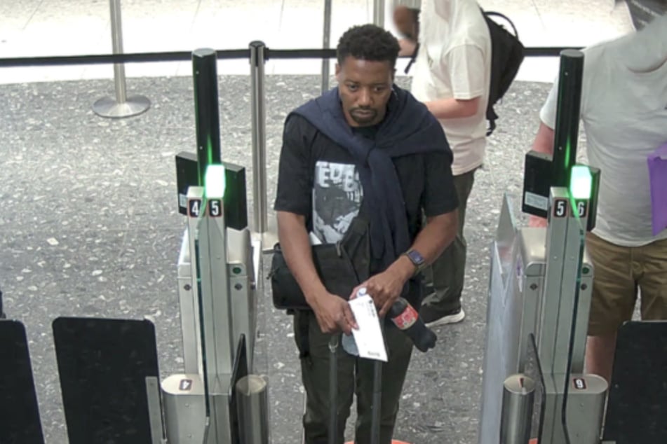 Ndodana Mkhanyisi Tshuma (45) ist am 4. Juli aus England ausgereist. Er soll in sein Heimatland Simbabwe geflohen sein.