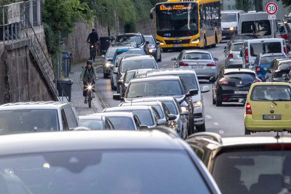 Auf der Loschwitzer Seite bildeten sich am Mittwochmorgen lange Autoschlangen, insbesondere die Pillnitzer Landstraße und die Grundstraße waren betroffen.