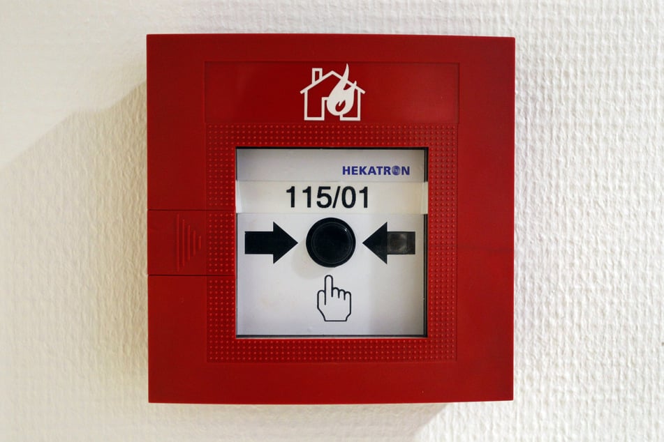 Bei einem Feueralarm in einem Geschäftshaus in Halle fanden Polizisten statt Flammen Exkremente vor. (Symbolbild)