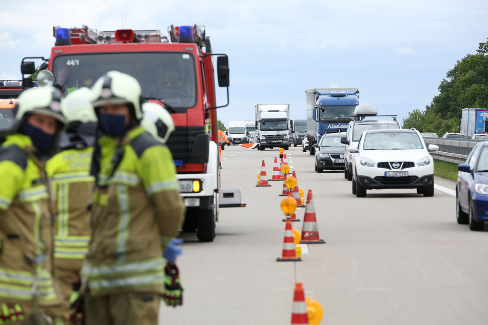 Im Einsatz war auch die Feuerwehr. Durch den Unfall bildete sich ein langer Stau.