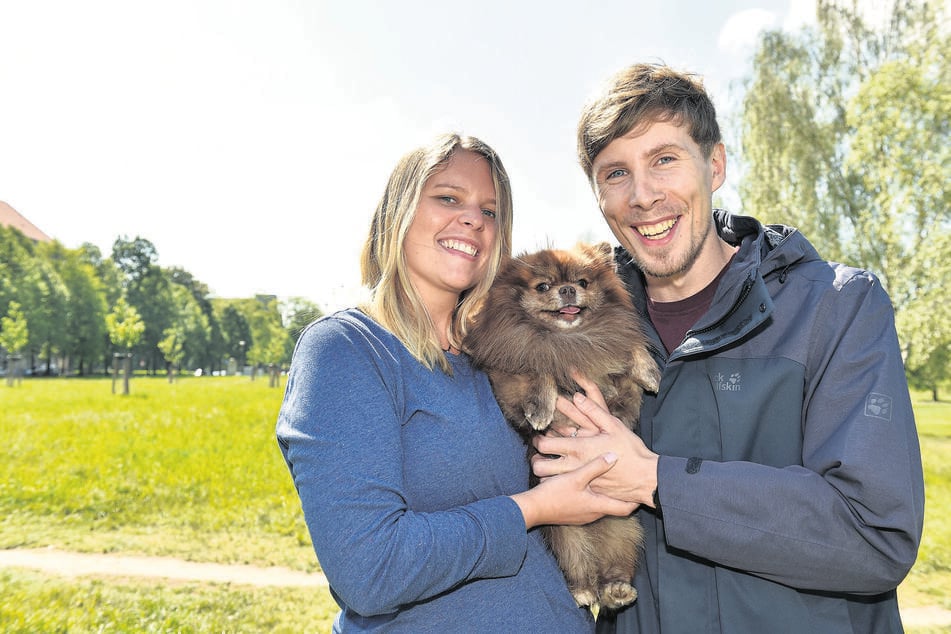 Alice (27) und Markus (28) sind mit Zwergspitz Dexter (2) glücklich in der Johannstadt. Alice wünscht sich, dass die Stadt künftig beim Festlegen der Hundesteuer die Größe des Hundes mit berücksichtigt: "Diese Differenzierung wäre nur fair."