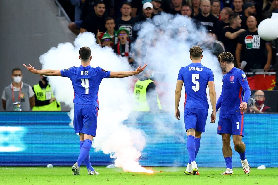 Kein einfacher Abend: Den englischen Spielern kommen von den Rängen nicht nur Rufe entgegen.