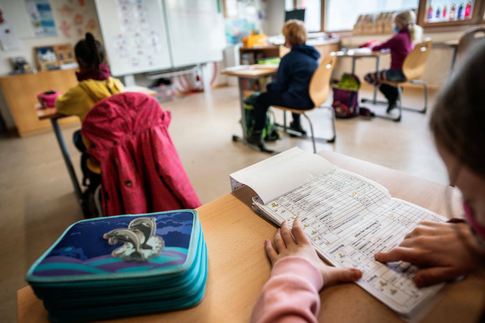 Im kommenden Schuljahr soll es in Hessen keine Schulschließungen und keinen Distanz- oder Wechselunterricht mehr geben. (Symbolbild)