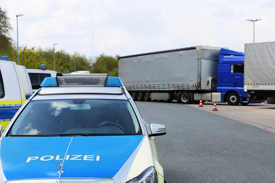 Bei einer groß angelegten Kontrollaktion nahmen Polizisten mehr als 60 Lkw auf der A30 ins Visier.