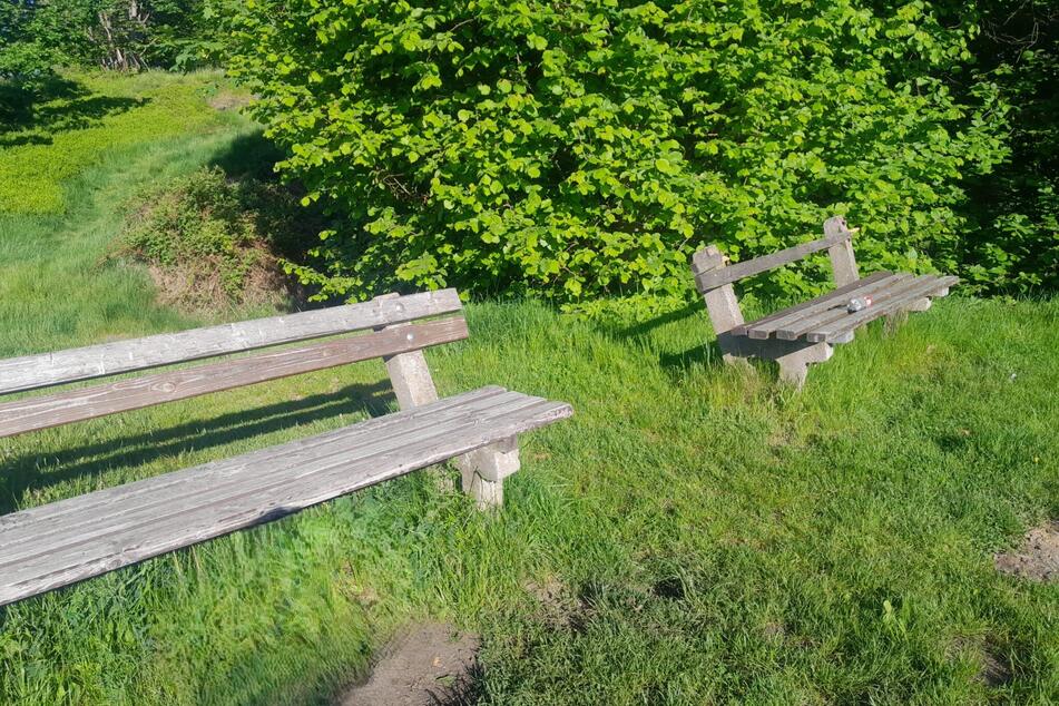 Auf der Aussichtsplattform "Teufelskanzel" in Annaberg-Buchholz wüteten Chaoten. Unter anderem beschädigten sie eine Bank.